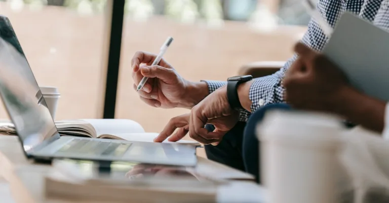 découvrez notre formation digitale complète qui vous permet d'acquérir des compétences essentielles dans le monde numérique. apprenez à votre rythme grâce à des modules interactifs et des ressources en ligne. inscrivez-vous dès aujourd'hui pour transformer votre carrière et maîtriser les outils digitaux.