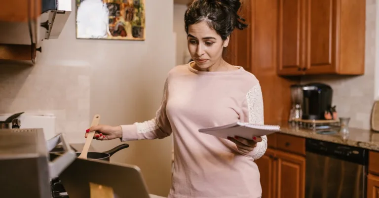 découvrez le blended learning, une méthode d'enseignement innovante combinant apprentissage en ligne et en présentiel. optimisez vos compétences tout en bénéficiant de la flexibilité d'une formation adaptée à votre emploi du temps. explorez les avantages de cette approche moderne pour une expérience d'apprentissage enrichissante.