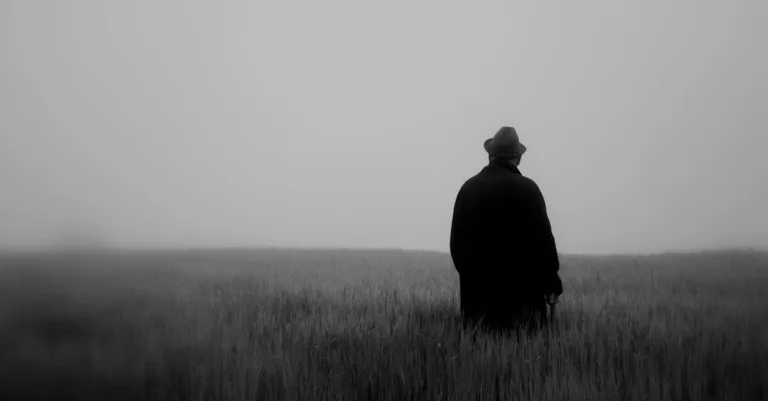 découvrez l'art fascinant des échassiers, ces artistes talentueux qui élèvent la performance à de nouveaux sommets. une expérience visuelle unique mêlant agilité et créativité pour enchanter vos événements.