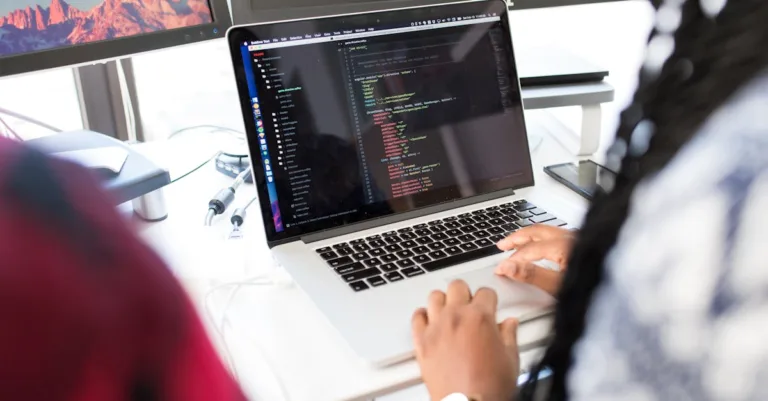 découvrez le développement web : des bases du codage aux dernières technologies, apprenez à créer des sites et applications dynamiques et interactifs qui séduisent les utilisateurs tout en optimisant leur expérience.