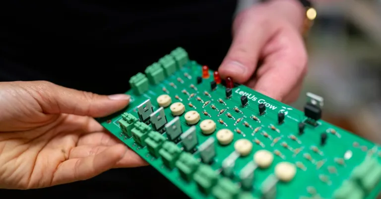 découvrez le prototypage, une étape essentielle du processus de conception qui permet de visualiser et tester vos idées avant la production. apprenez comment créer des maquettes fonctionnelles pour optimiser vos projets et améliorer l'expérience utilisateur.