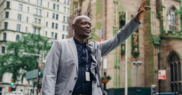 découvrez le rôle clé du gestionnaire de construction, un professionnel essentiel dans la planification, l'exécution et la supervision des projets de construction. apprenez comment il assure le respect des délais, des budgets et des normes de qualité, tout en coordonnant les équipes et en optimisant les ressources.