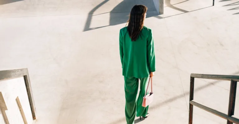 découvrez notre collection de costumes sur mesure alliant élégance, confort et qualité pour un style unique et parfait à chaque occasion.