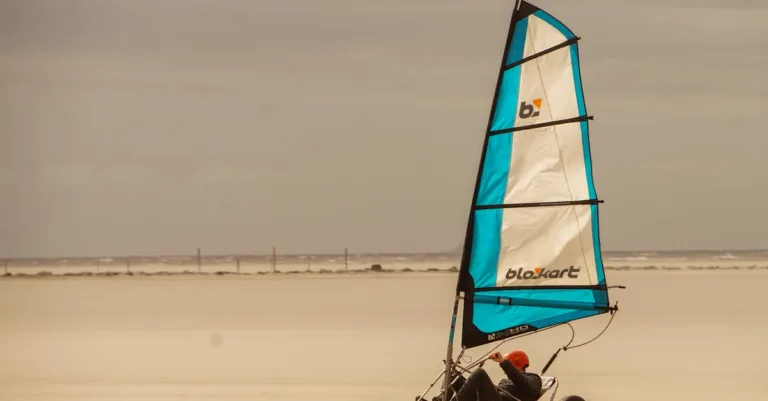 découvrez le land sailing, un sport de glisse passionnant qui combine vitesse et maîtrise du vent sur terre. parfait pour les amateurs d'aventure et de sensations fortes.