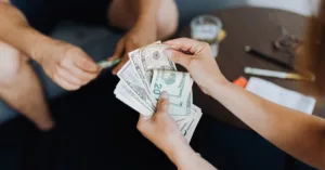 découvrez combien de temps prend le transfert de salaire et les facteurs qui peuvent influencer la rapidité du paiement directement sur votre compte.