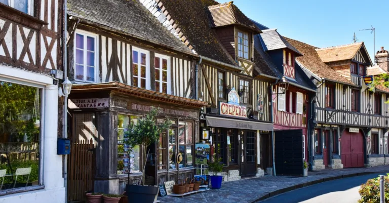 découvrez la cuisine normande traditionnelle, riche en saveurs avec ses produits frais de la mer, ses fromages authentiques et ses desserts délicieux.