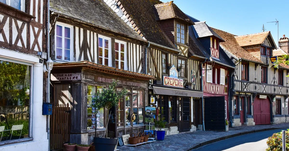 découvrez la cuisine normande traditionnelle, riche en saveurs avec ses produits frais de la mer, ses fromages authentiques et ses desserts délicieux.