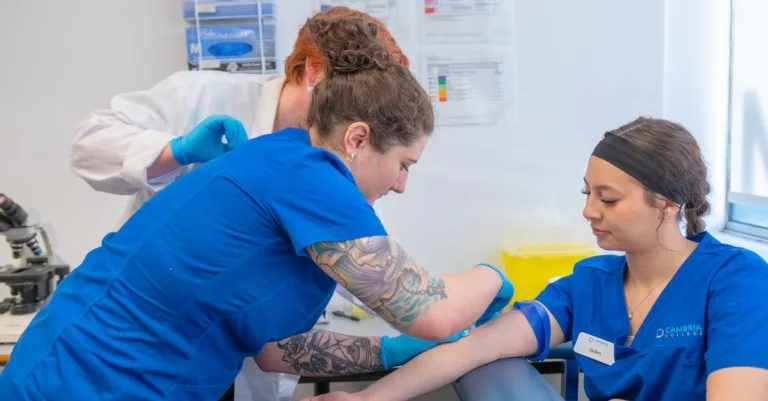 formation d'assistant(e) infirmier(ère) : développez vos compétences pour offrir un soutien essentiel aux professionnels de santé et accompagner les patients au quotidien.