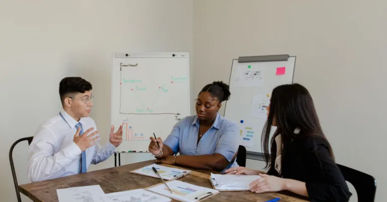formation pour devenir conseiller en insertion professionnelle, acquérez les compétences essentielles pour accompagner efficacement les individus vers l'emploi.