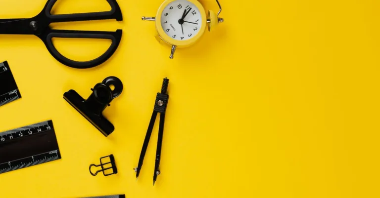 solution complète de gestion scolaire pour organiser efficacement les emplois du temps, les inscriptions, les notes et la communication entre enseignants, élèves et parents.