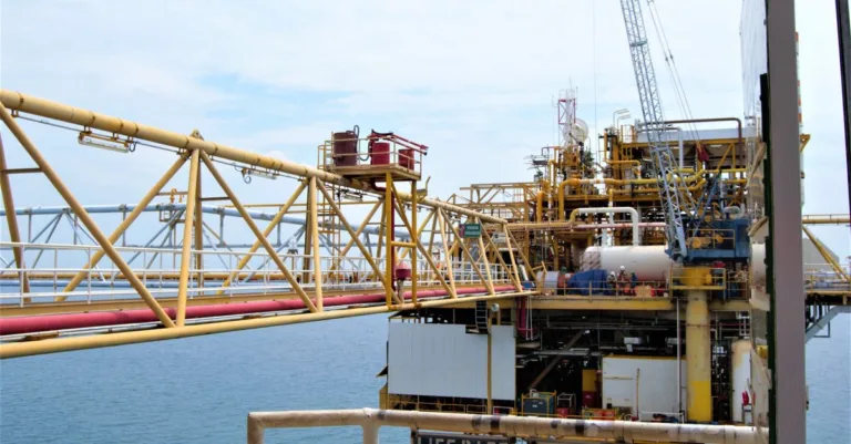 formation spécialisée pour plateformes pétrolières offshore : sécurité, opérations et maintenance pour professionnels du secteur énergétique.