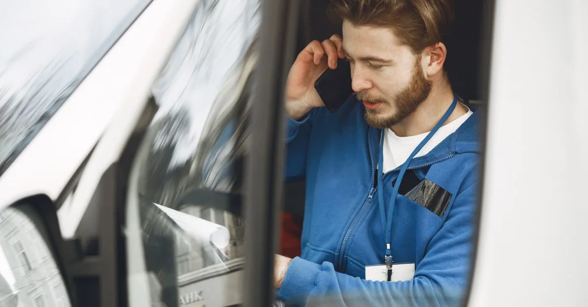 découvrez les démarches pour remplacer votre carte de qualification de conducteur, les documents à fournir et les délais à prévoir.