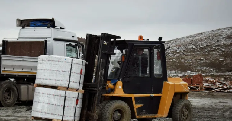 découvrez les conditions, la formation obligatoire et les démarches pour renouveler le cpc des conducteurs de transport de marchandises.
